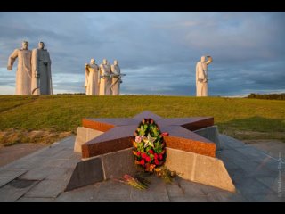 Друзья! От всей души примите поздравление с Днём ВЕЛИКОЙ в своём..