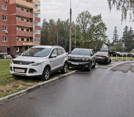 Браво водителю Митсубиси! Парковка на бордюре и газоне с..