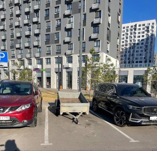 В ЖК Мытищи Парк кто-то оригинально занял парковочное..