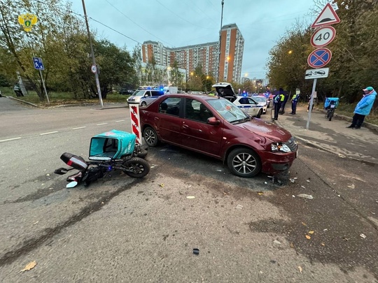 На улице 15-я Парковая курьер попал под колеса автомобиля. 19-летнего пострадавшего..