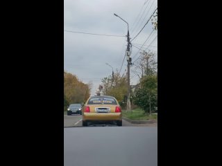 Молодежь празднует день города на улице Павлика..