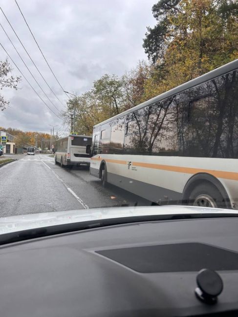 НЕ УЛИЦА, А ОТСТОЙНИК ДЛЯ АВТОБУСОВ 🤷‍♂️
Они все на ул.Зеленой..