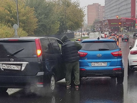 В городе множество мелких аварий: кажется, в этом сезоне дождь..