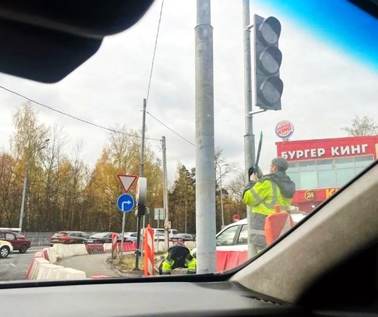 СВЕТОФОР 🚦
На повороте в Алексеевскую рощу у Бургер кинга..