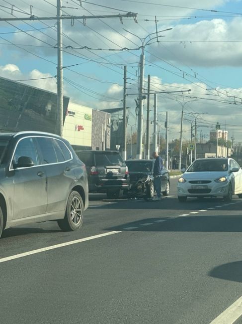 ДТП на Комсомольской напротив ТРЦ "Кварц".
Фото из чата "Подольск:..