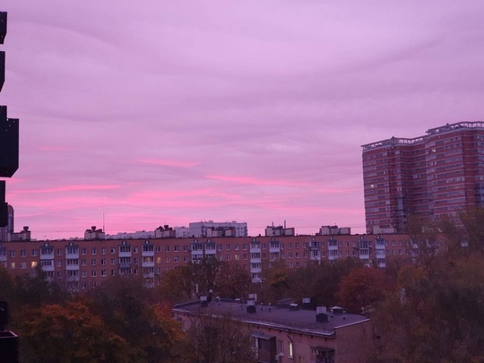 Сегодня был невероятный рассвет в Москве❤️

Затишье перед..