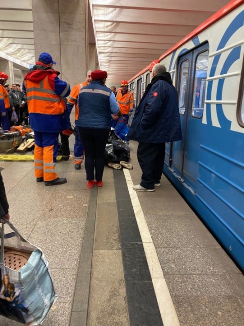 🚇 Сбой движения поездов на зеленой ветке метро из-за человека на пути

Нет..