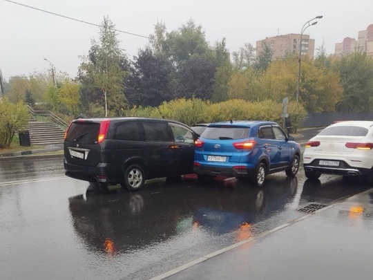 В городе множество мелких аварий: кажется, в этом сезоне дождь..