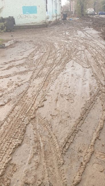 После раскопок труб по всему городу развезлась грязь. Непонятно..